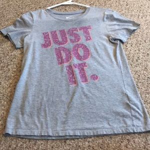 Nike t shirt only worn twice !